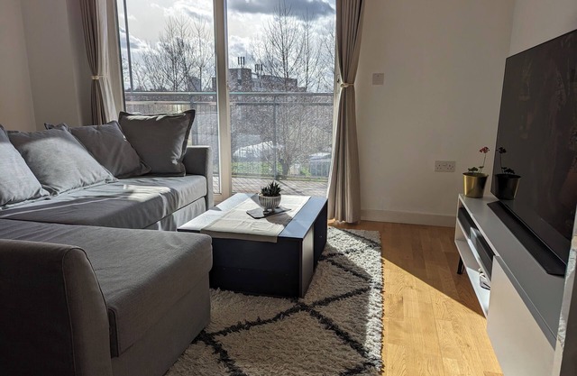 Modern London Apartment near Greenwich - City View