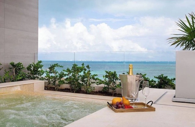 Modern Luxurious 3-Bedroom Oceanfront Suite - SPACE AVAILABLE BOOKING