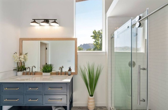 Modern Luxury 3 Story Townhome close to everything Wenatchee!