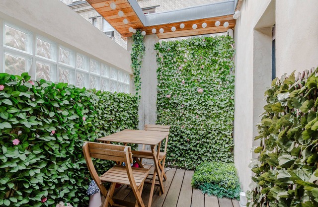 Modern Majesty, by Veeve