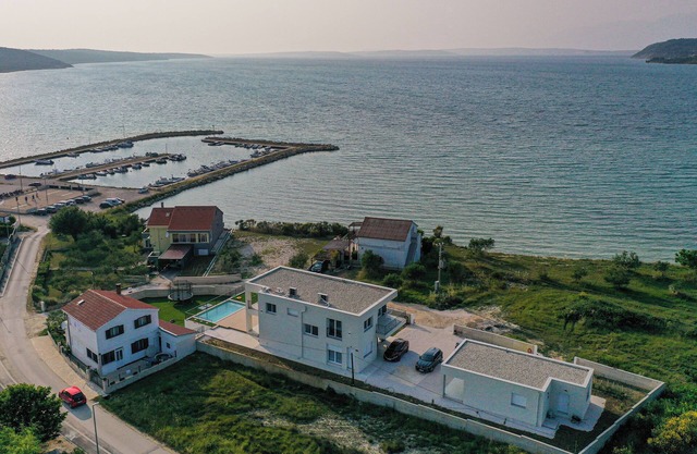 Modern & minimalistic 4-bedroom villa with lots of attractions