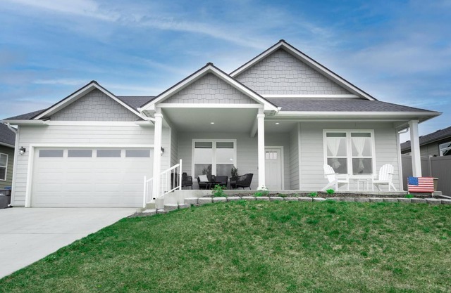 Modern Mount Oasis - King Bed, Mountain Views, open floor plan & Hot Tub!