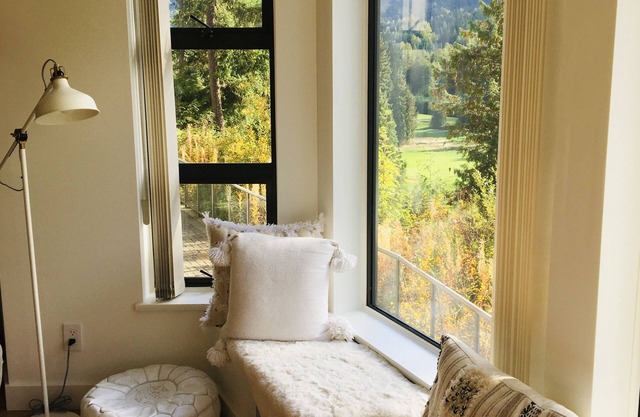 Modern Mountain Getaway-2 bedroom 2 bath. Hot tub.