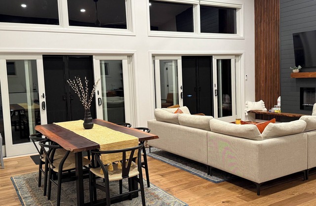 Modern Mountain Retreat with view 3 Bed 3.5 Bath sleeps 10 in peaceful Pownal VT