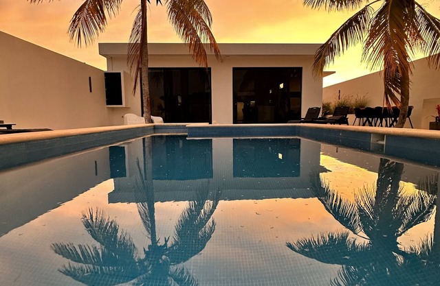 Modern new build/one level with pool/near the beach and close to town