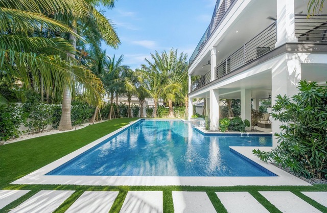 Modern Oasis 6BR Pool/Spa Walk to the Beach