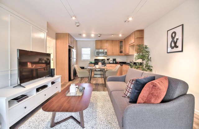 Modern Palo Alto 1BR w/A/C, nr Stanford & Dining, by Blueground