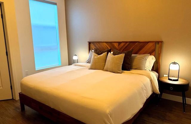 Modern Retreat 10 Min from Disneyland With Pool & Gym