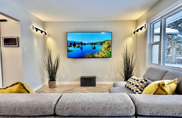 Modern Retreat Close to Hospital/Clean/Htd Garage