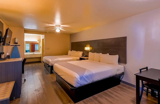 Modern Room near Kelly Tank with Outdoor Pool and Free Breakfast Included