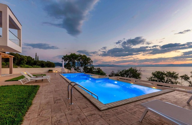 Modern Seafront Villa, A/C, Private Pool, Amazing Sea Views & Beautiful Sunrises - 30m from the Sea!