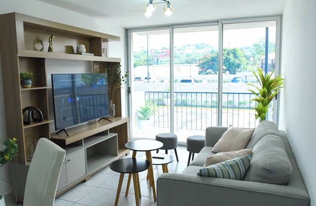 Modern & Spacious APT - Wifi, Gym, Pool, A/C