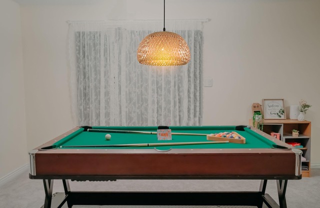 Modern & Spacious Home- Free PARKING & Free WIFI(2 mins to all amenities)