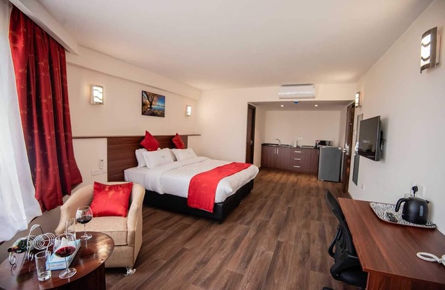 Modern , Spacious King Studio with Kitchenette