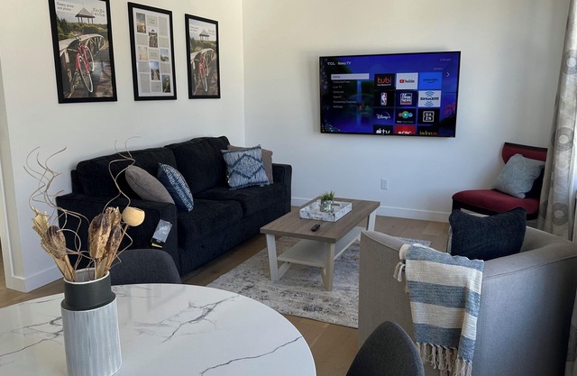 Modern Spacious Private Carriage House w/Free Parking