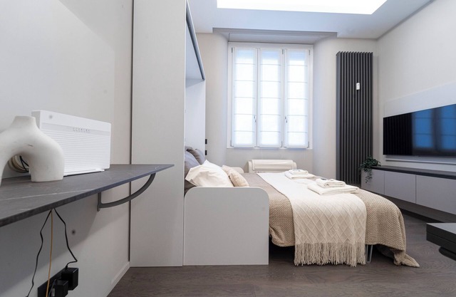 Modern Studio in Milan Downtown AC, WiFi, Subway M2, steps from Central Station