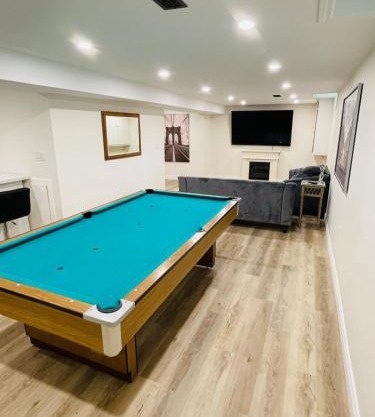Modern Thorold Apt with Pool Table