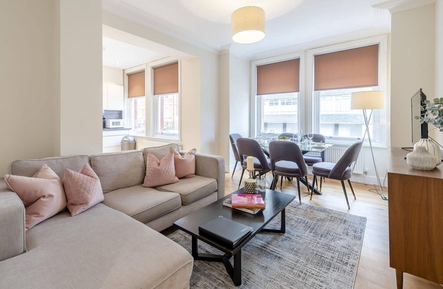 Modern Three Bedroom Apartment in Hammersmith