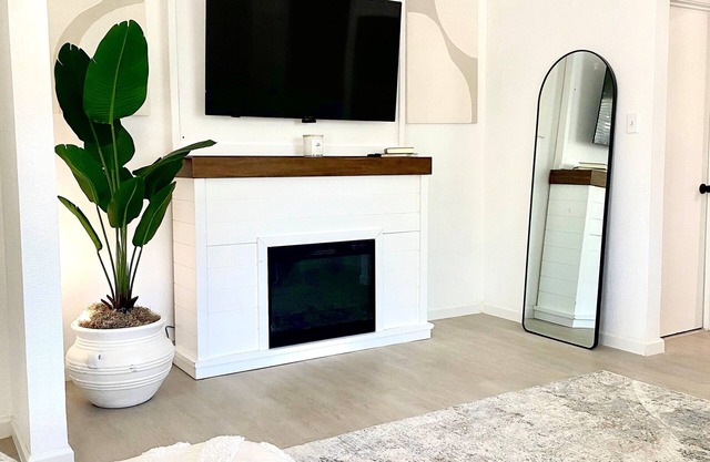 Modern townhome 10 minutes from the heart of downtown Austin!