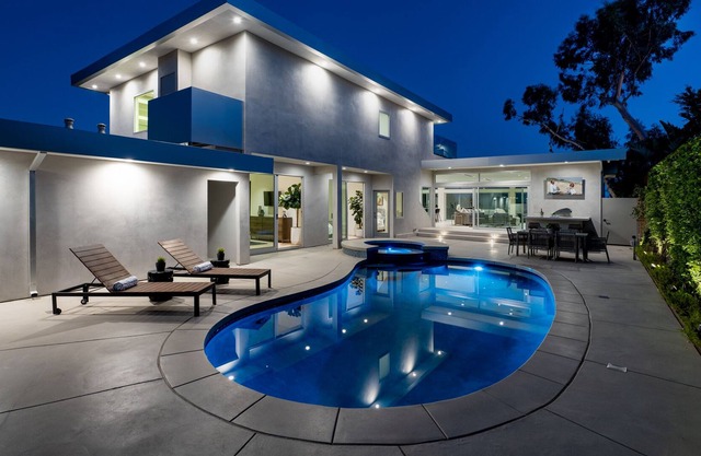 MODERN VILLA IN BEVRLY HILLS