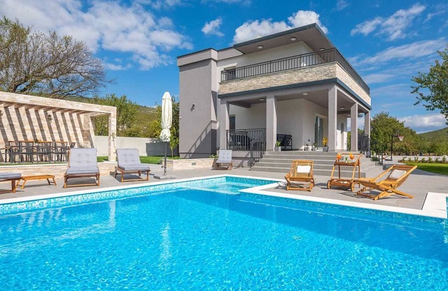 Modern villa with beautiful garden and swimming pool in Sičani