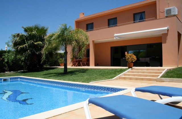 Modern Villa with Private Pool, 15 walk from Lagos Old Town