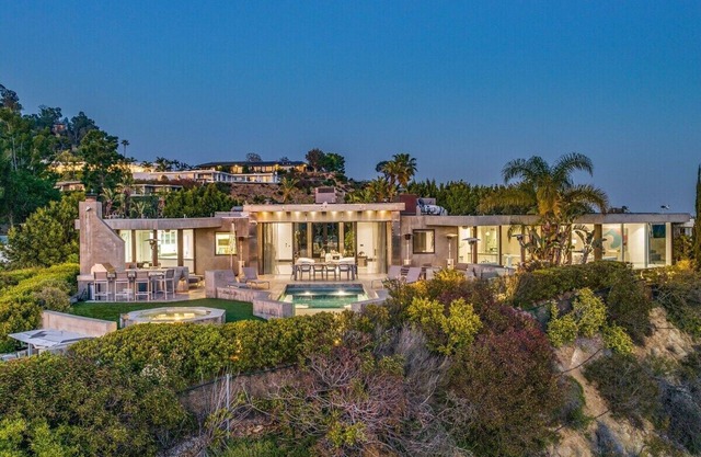 Modern Villa with Spectacular City & Ocean Views in Trousdale Estates