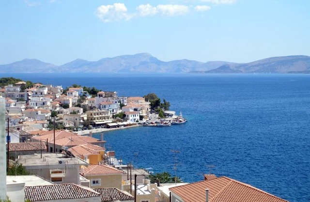 Modern village house - Beautiful sea views all around - Sandy beaches - v.Good base for visits to archeological sites & picturesque islands (Hydra, Spetses, Poros)