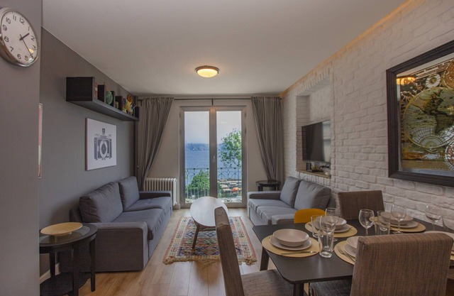 Modern Waterfront Apt. with a Striking View