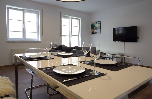 Moderne 60qm Ferienwohnung mit Terrasse und Balkon, zentrumsnah