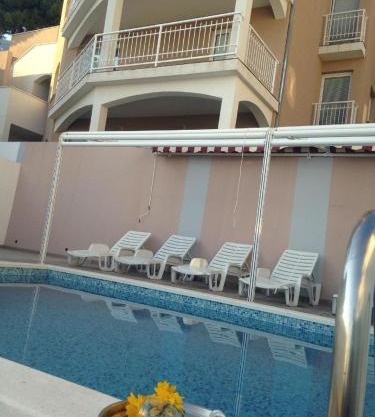 Moderne Ferienwohnung in Mimice mit gemeinsamem Pool, Grill und Terrasse und Meerblick