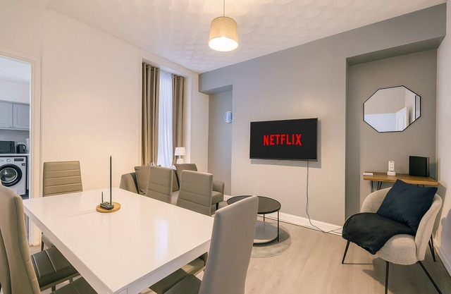 Modernised House Near City Centre & Beach w/Wifi, Parking, Snooker Table & More!