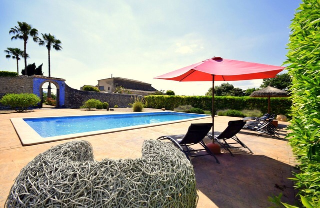 Modernized manor house with 4 bedrooms, 4 bathrooms, 1 WC