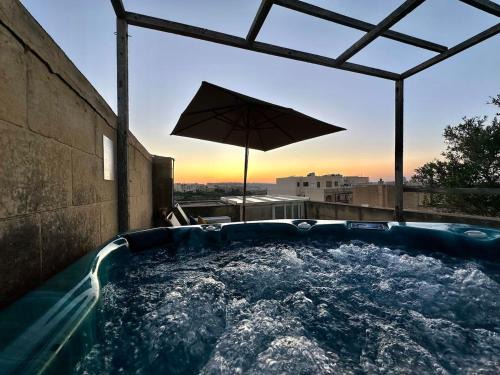 Mohba Townhouse, Private Roof Top Jacuzzi, Garden, BBQ by Haven & Keys Malta