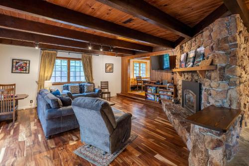 Molly's Treehouse By Hauserman Rentals