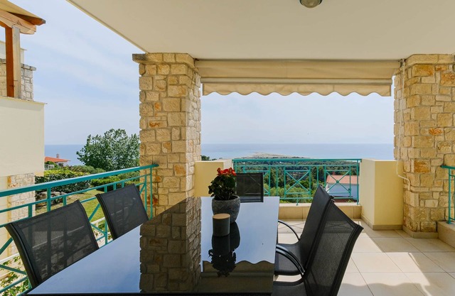 Momento 3-bdrm Villa with shared pool, Poseidi