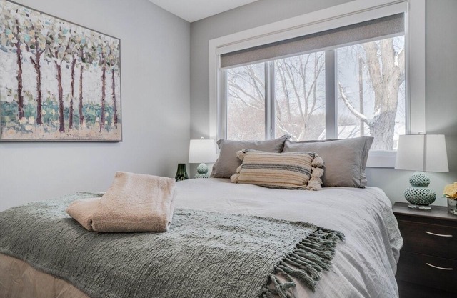 Monica - Large 6BR Family Home in Central Location!