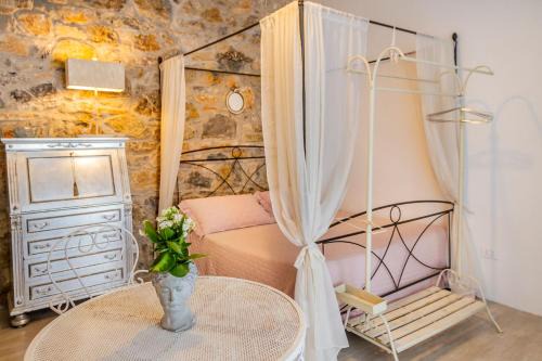 Monolocale con bagno, angolo cottura e letto matrimoniale a Baldacchino