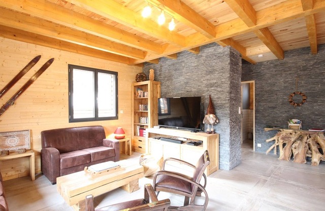 Mont-Dore: Splendid 5-Bedroom Chalet with Terrace, Double Garage, and WiFi