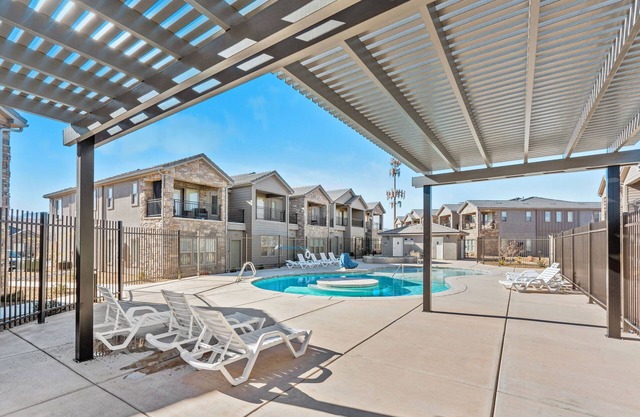 Monthly Azalea Escape|Community pool and hot tub, grill, Smart Tvs