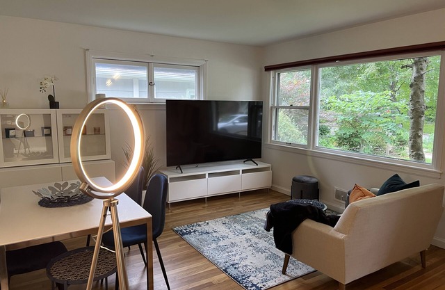 Monthly - Renovated Modern Mid-Century 3Br House - 2 blocks from U of Illinois.