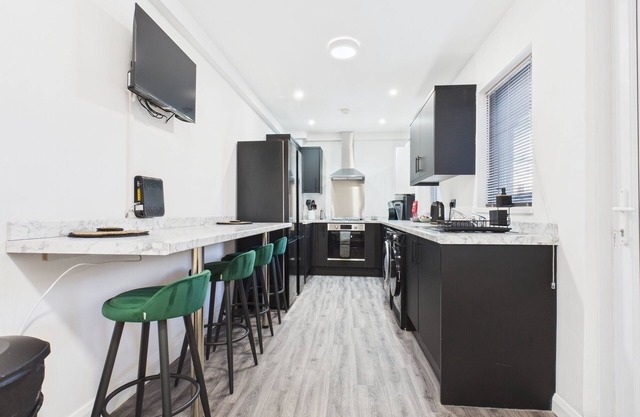 Montrose, 6 Bedroom Modern House