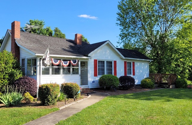 Moo Manor, 10 Mins from downtown Mayberry