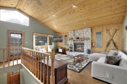 Moonridge Treehouse - Relaxing Lofty Big Bear Hillside Retreat- Great Deck Views- Central