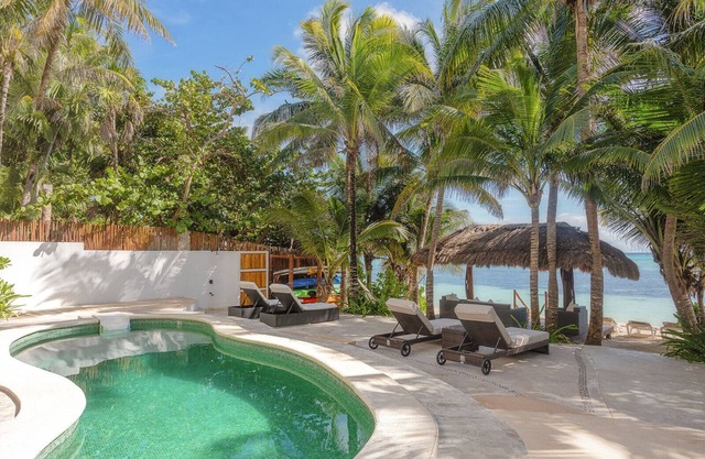 Moonstar: 5BR Beachfront Villa with swimming pool and AC throughout near Tulum