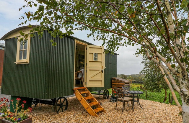 MOOR SKIES, pet friendly, with open fire in Oxenhope