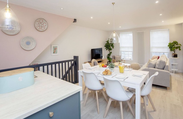 Morford Mews House - stylish renovated mews house with parking