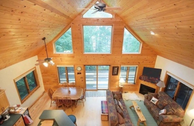 Morning View chalet lake home on Pear Lake