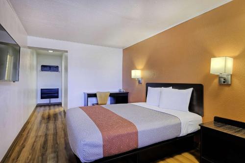Motel 6 Sullivan MO
