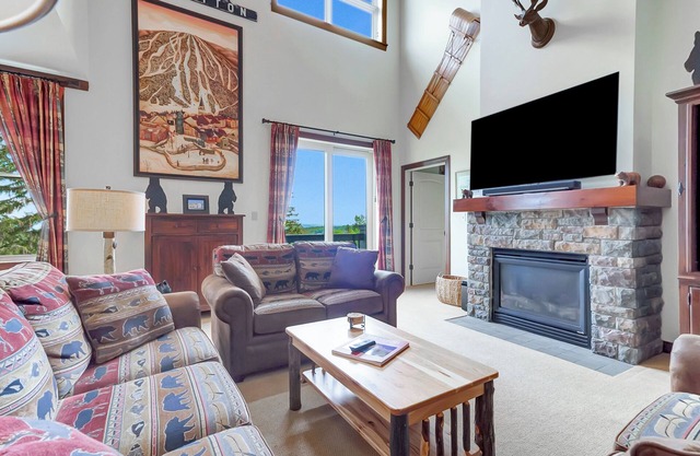 Mountain condo w/heated pool & fire pit